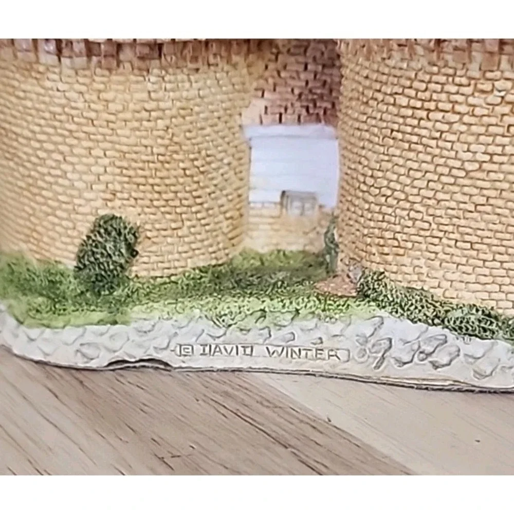 David Winter Triple Oast House by John Hine 1981 Figurine‎ Cottages